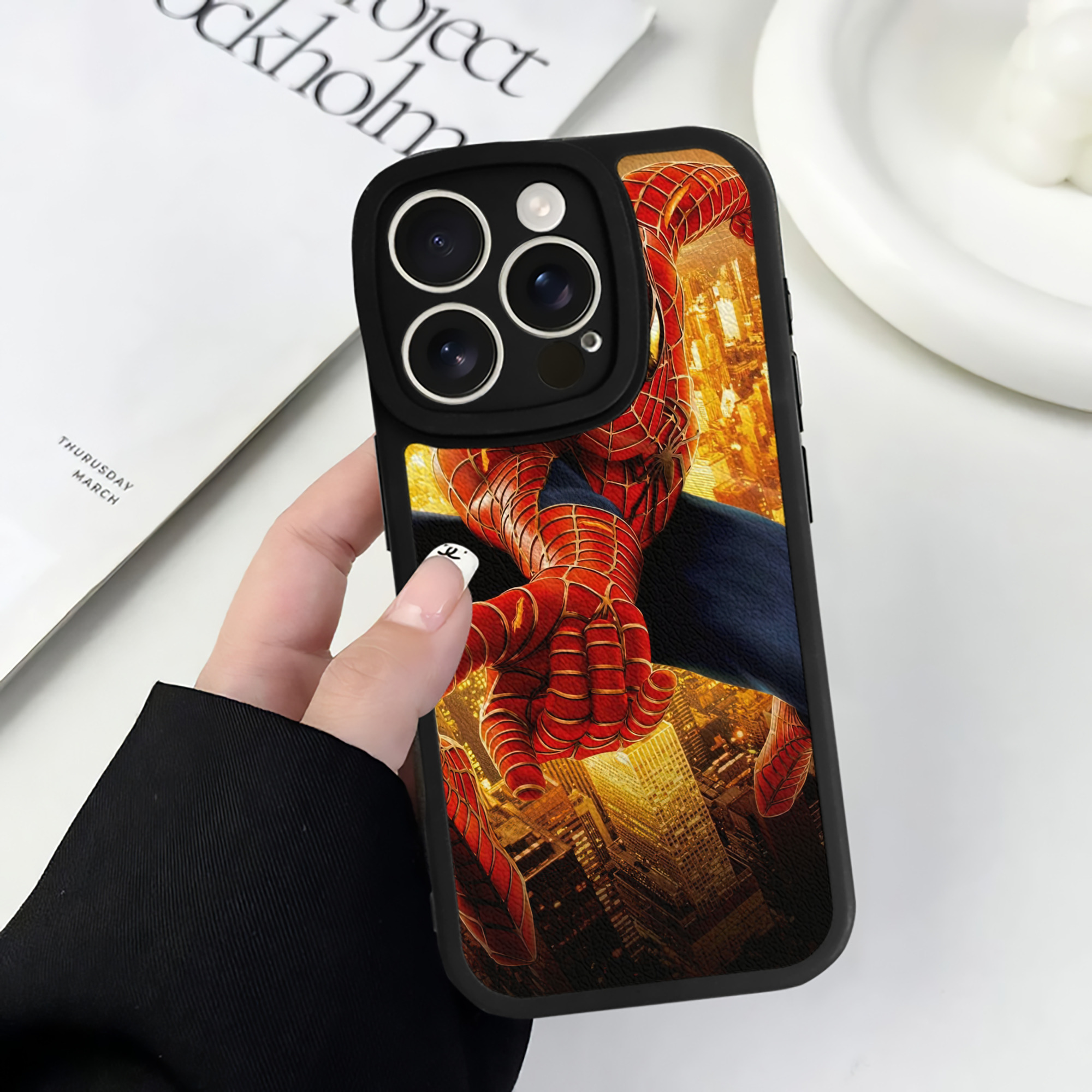 （画像用） Spider Man スパイダーマン 【iPhone 16シリーズ対応】シリコンスマホケース（レザー調） 材質：シリコン